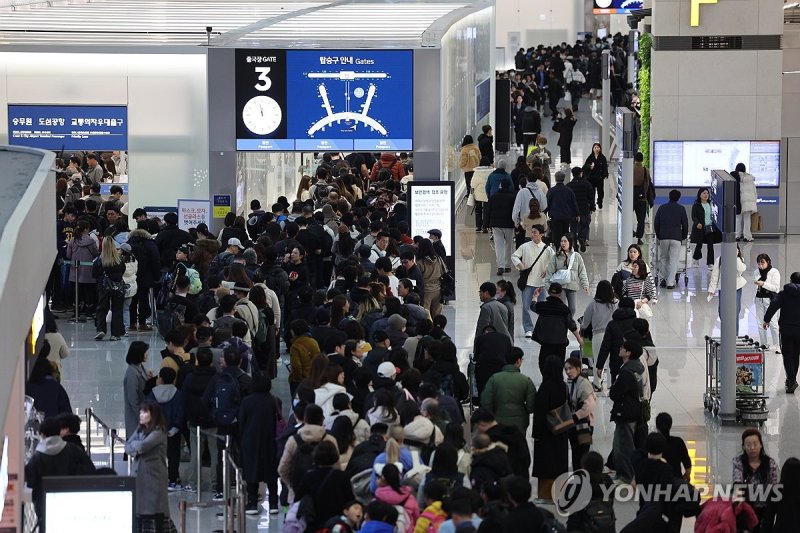 지난달 18일 인천국제공항 출국장이 여객들로 붐비고 있다. 연합뉴스