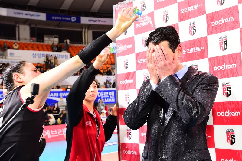 지아, 박혜민에게 마지막까지 물을 맞고 있는 정관장 고희진 감독 (한국배구연맹 제공)