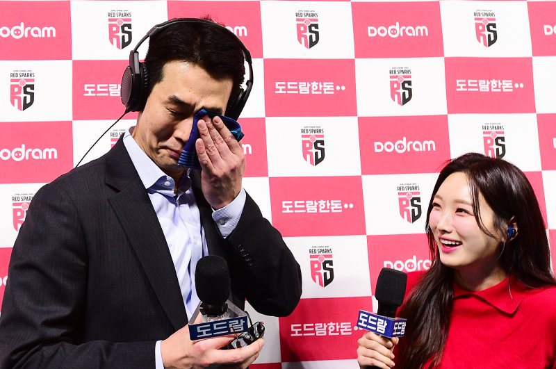 인터뷰를 하다 울컥한 고희진 정관장 감독 (한국배구연맹 제공)