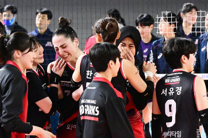 흥국생명을 꺾고 4연승을 내달린 정관장의 지아와 메가가 기쁨의 눈물을 흘리고 있다. (한국배구연맹 제공)
