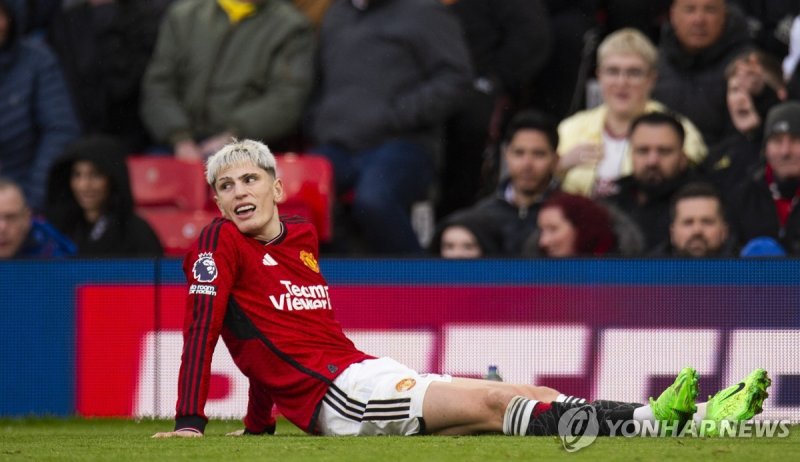 아쉬워하는 맨체스터 유나이티드의 가르나초 epa11178577 Alejandro Garnacho of Manchester United sits on the ground during the English Premier League match between Manchester United and Fulham FC, in Manchester, Britain, 24 February 2024. EPA/PETER POWELL EDITORIAL USE ONLY. No use with unauthorized audio, video, data, f