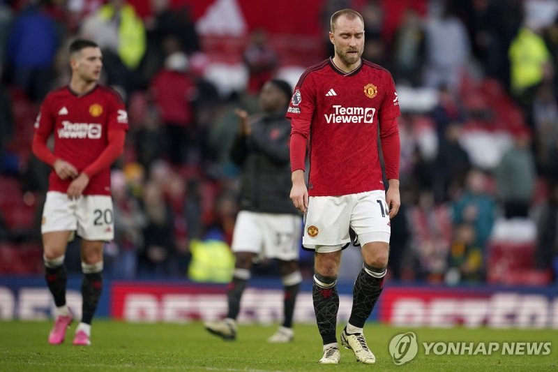 맨체스터 유나이티드의 크리스타인 에릭센 Manchester United's Christian Eriksen, right, ands Manchester United's Diogo Dalot leave the pitch after losing the English Premier League soccer match between Manchester United and Fulham at Old Trafford stadium in Manchester, Saturday, Feb. 24, 2024.(AP Photo/Dave Thompson)