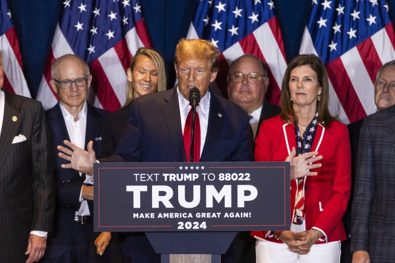도널드 트럼프 전 미국 대통령(가운데)이 24일(현지시간) 미국 사우스캐롤라이나주 공화당 경선(프라이머리)에서 승리를 한 후 컬럼비아에서 지지자들에게 말하고 있다.EPA연합뉴스