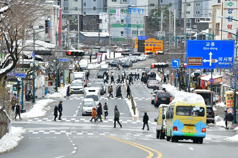 속초지역에 올들어 7번에 걸쳐 폭설이 내렸지만 속초시 공무원 등 관계 기관의 제설작업으로 도로와 거리가 정상을 되찾았다. 속초시 제공