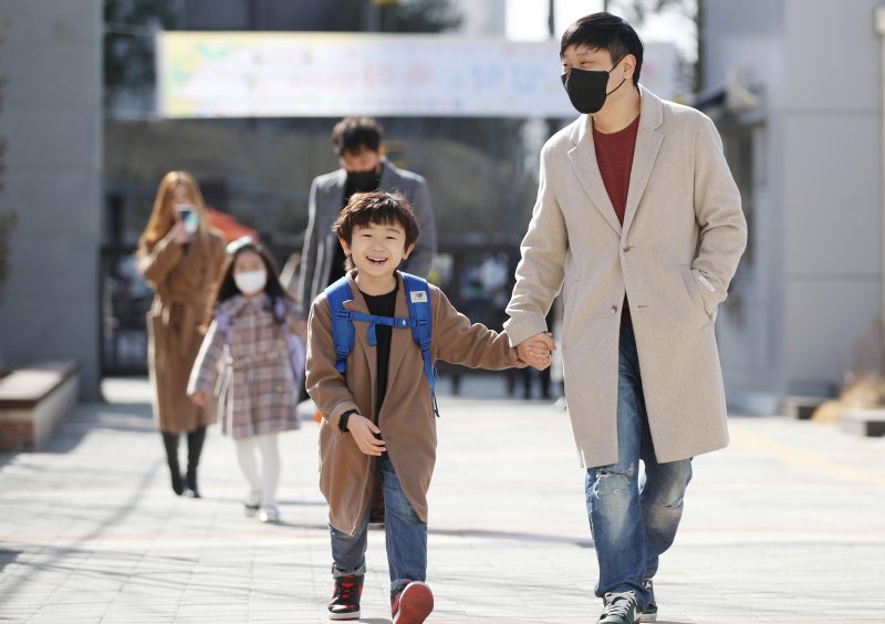 지난해 3월2일 오전 서울 강동구 강빛초등학교에서 신입생 어린이가 입학식에 참석하고 있다. 뉴시스