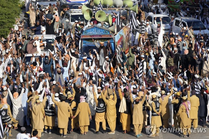 24일 파키스탄 남부 대도시 카라치서 열린 총선조작 항의 시위 Supporters of opposition political party Jamiat Ulema-e-Islam hold a protest against alleged vote-rigging in some constituencies in the parliamentary elections, near the Sindh assembly in Karachi, Pakistan, Saturday, Feb. 24, 2024. (AP Photo/Fareed Khan)