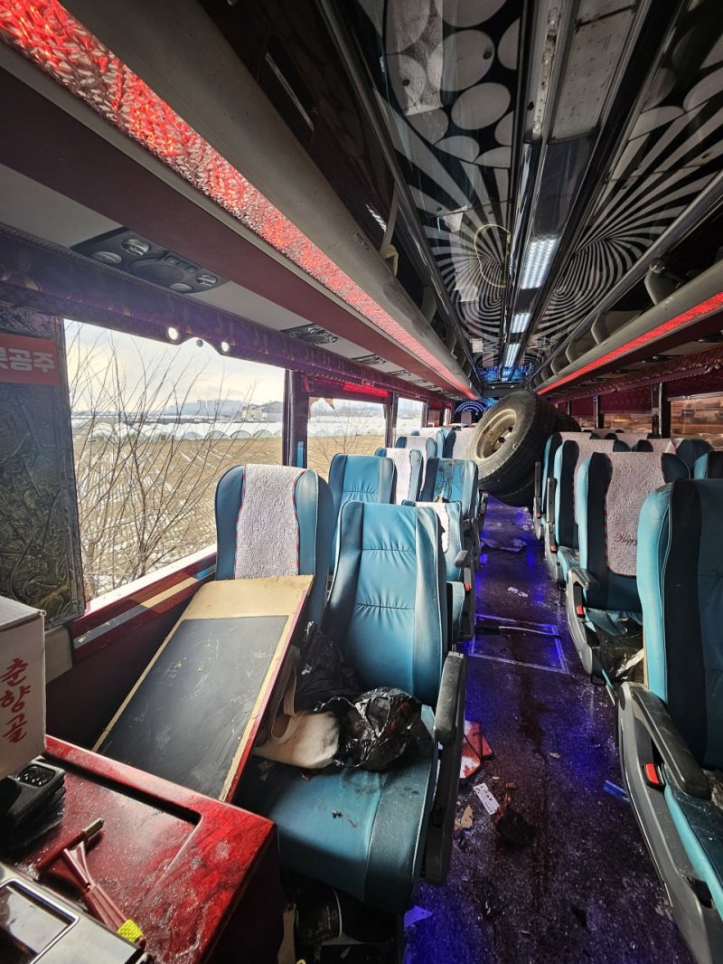 사고 직후 관광버스의 모습. 화물차에서 빠져나온 바퀴가 버스 중간에 놓여 있다.경기도소방재난본부 제공, 뉴시스