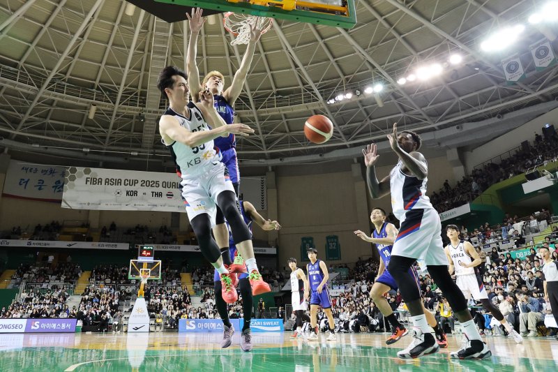 [원주=뉴시스] 조성우 기자 = 25일 오후 강원도 원주종합체육관에서 열린 2025년 국제농구연맹(FIBA) 아시아컵 예선 A조 2차전 대한민국과 태국의 경기, 3쿼터 한국 송교창이 라건아에게 패스하고 있다. 2024.02.25. xconfind@newsis.com