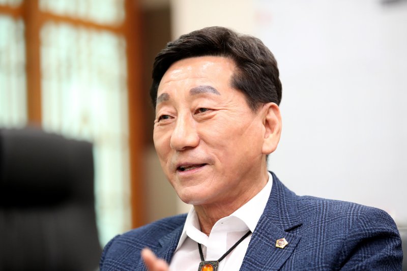 "300만 인천시민만 바라보며 ‘섬김의 정치’ 실천할 것" 이봉락 인천광역시의회 의장을 만나다