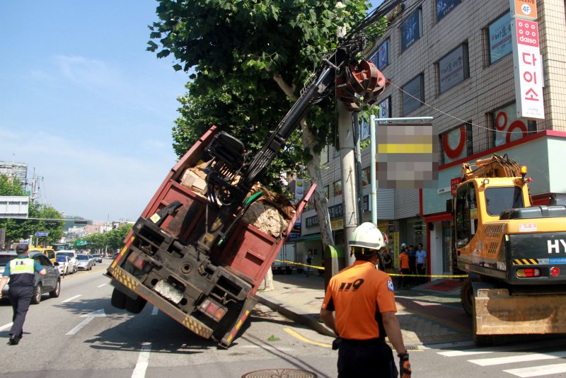 집게차 크레인 트럭이 우회전을 하던중 전봇대에 무단으로 설치된 통신선에 걸려 차량이 전복되는 사고가 발생한 모습. (사진=뉴시스 DB) photo@newsis.com *재판매 및 DB 금지