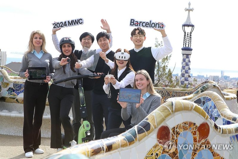 KT, MWC서 차세대 네트워크 기술과 초거대 AI 공개 KT, MWC서 차세대 네트워크 기술과 초거대 AI 공개 (서울=연합뉴스) KT가 오는 26일부터 29일까지 스페인 바르셀로나에서 열리는 MWC 2024에서 전시 참여와 함께 글로벌 통신사 및 모바일 생태계 선도 사업자와 적극적인 소통 행보에 나선다고 밝혔다. 사진은 바르셀로나 명소인 구엘공원에서 참가 직원들이 KT 전시 아이템을 소개하는 모습. 2024.2.25 [KT 제공. 재판매 및 DB 금지] photo@yna.co.kr (끝)