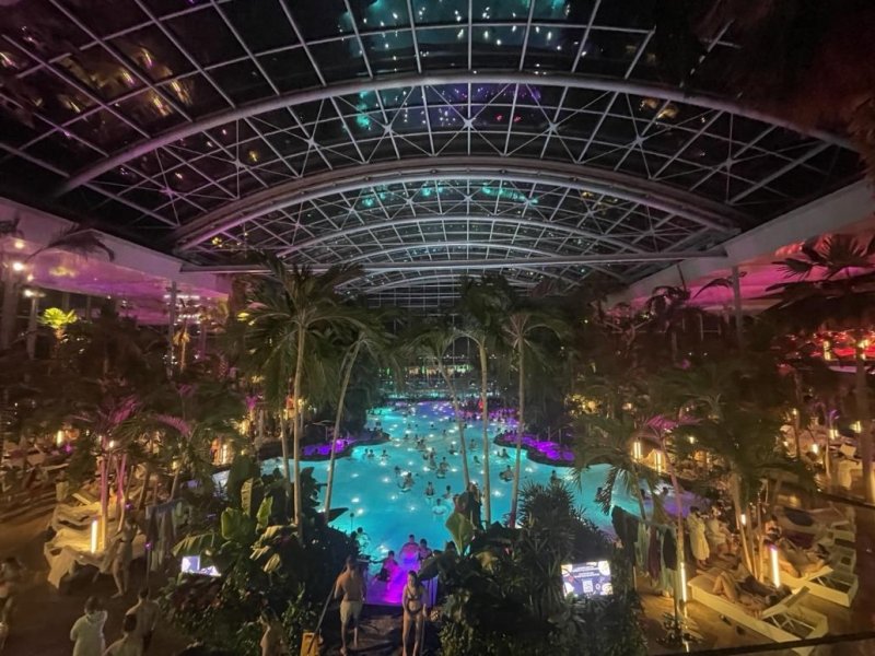 밤에 조명 들어온 루마니아 테르메 (부쿠레슈티=연합뉴스) 손현규 기자 = 24일(현지시간) 루마니아 부쿠레슈티에 있는 유럽 최대 규모 스파단지인 테르메에서 현지인과 관광객이 야자수 아래에서 수영을 즐기고 있다. 2024.2.26