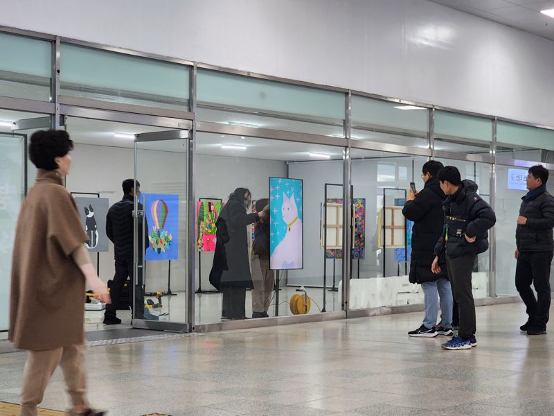 부산종합버스터미널을 찾은 이용객들이 공실에 전시된 작품들을 둘러보고 있다. 부산시설공단 제공