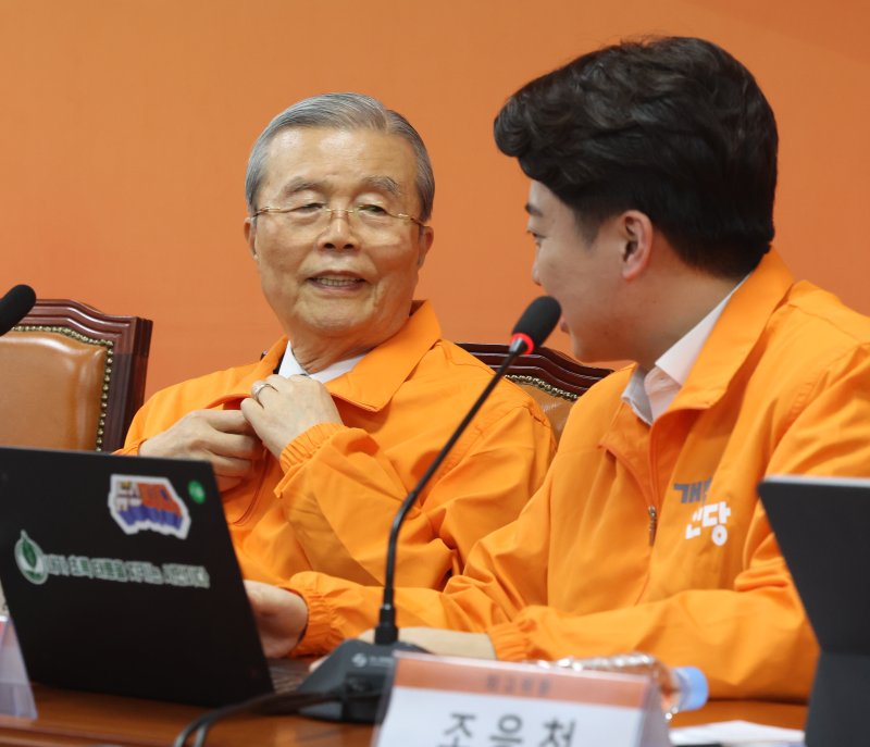 이준석 개혁신당 대표(오른쪽)와 김종인 공천관리위원장이 26일 국회에서 열린 최고위원회의에서 대화하고 있다. 뉴스1