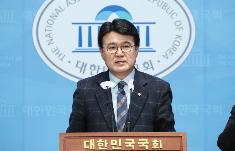 황운하 더불어민주당 의원이 26일 오전 서울 여의도 국회 소통관에서 기자회견을 갖고 제22대 국회의원선거(총선) 불출마 선언을 하고 있다. 사진=뉴스1