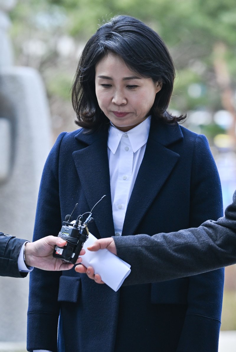 같은 날 법정 출석한 이재명 부부....커지는 사법리스크 부담