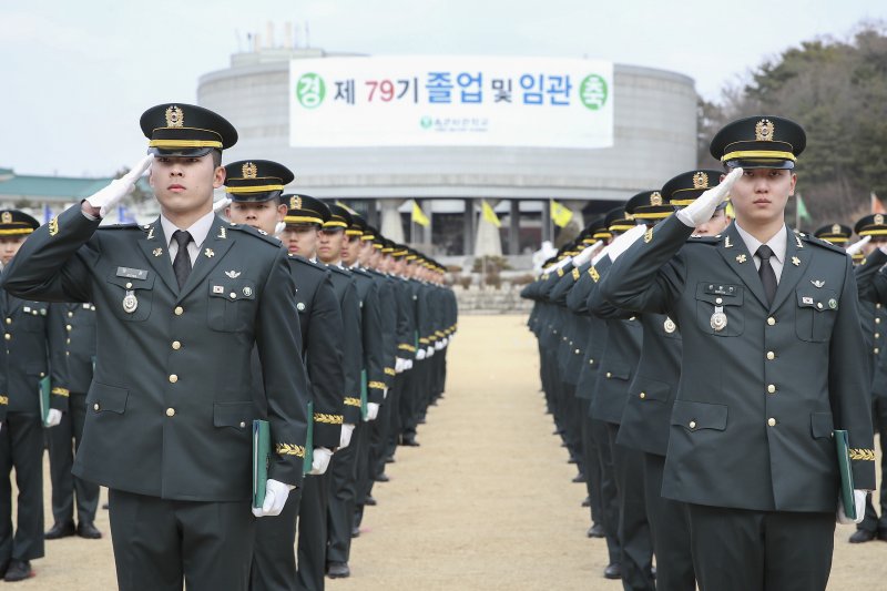 군사관학교 79기 신임 장교들이 3일 서울 노원구 육군사관학교에서 열린 '육군사관학교 79기 졸업 및 임관식'에서 이종섭 국방부 장관에게 경례를 하고 있다. 사진= 육군사관학교 제공