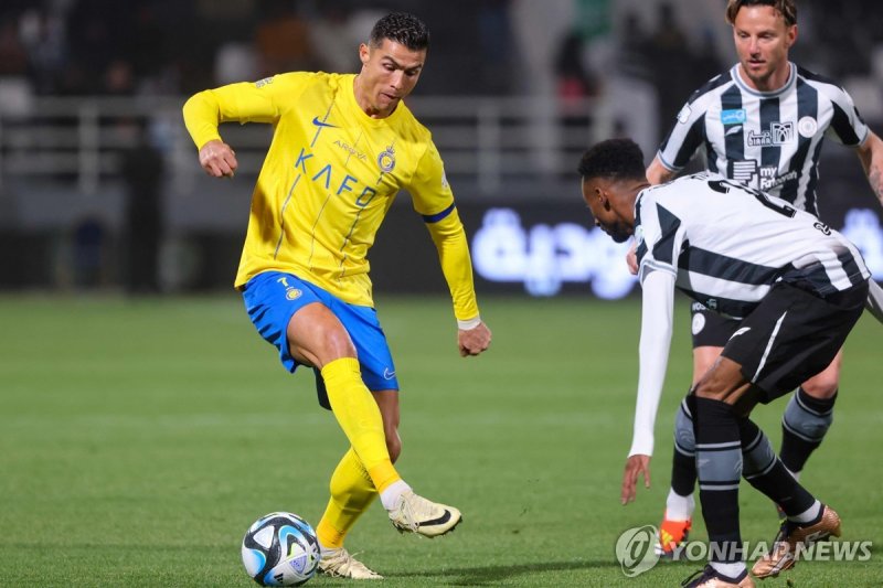 크리스티아누 호날두(왼쪽) Nassr's Portuguese forward #07 Cristiano Ronaldo is marked by Shabab's Saudi defender #24 Moteb al-Harbi during the Saudi Pro League football match between Al-Shabab and Al-Nassr at the Al-Shabab Club Stadium in Riyadh on February 25, 2024. (Photo by Fayez NURELDINE / AFP)