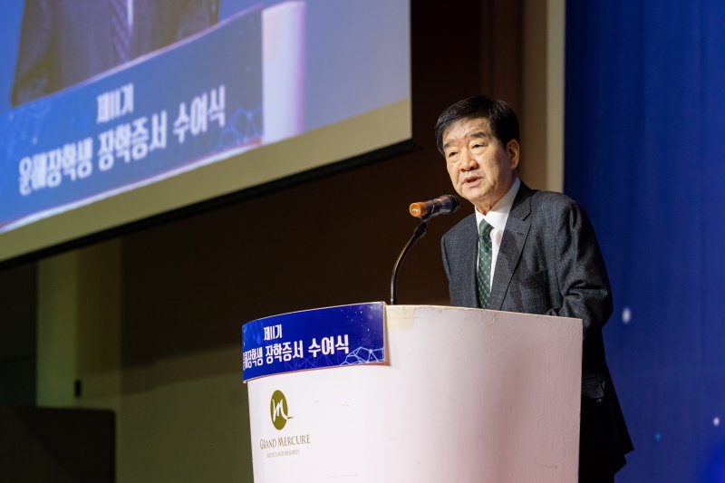 [창원=뉴시스] 제11기 운해장학생 장학증서 수여식이 26일 경남 창원시 그랜드머큐어앰배서더창원에서 개최된 가운데 최평규 운해장학재단 이사장이 인사말을 하고 있다. (사진=SNT 제공). 2024.02.26. photo@newsis.com *재판매 및 DB 금지