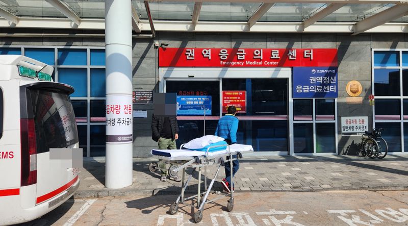 지난 26일 전북 익산에 있는 원광대병원 응급의료센터 앞 응급이송차량 기사가 침상을 옮기고 있다. 사진=강인 기자