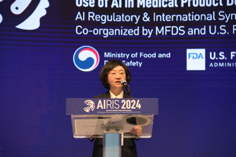 오유경 식품의약품안전처 처장이 26일 서울 중구 신라호텔에서 열린 '국제 인공지능 의료제품 규제 심포지엄(AIRIS) 2024'에서 개회사를 하고 있다. 식품의약품안전처 제공