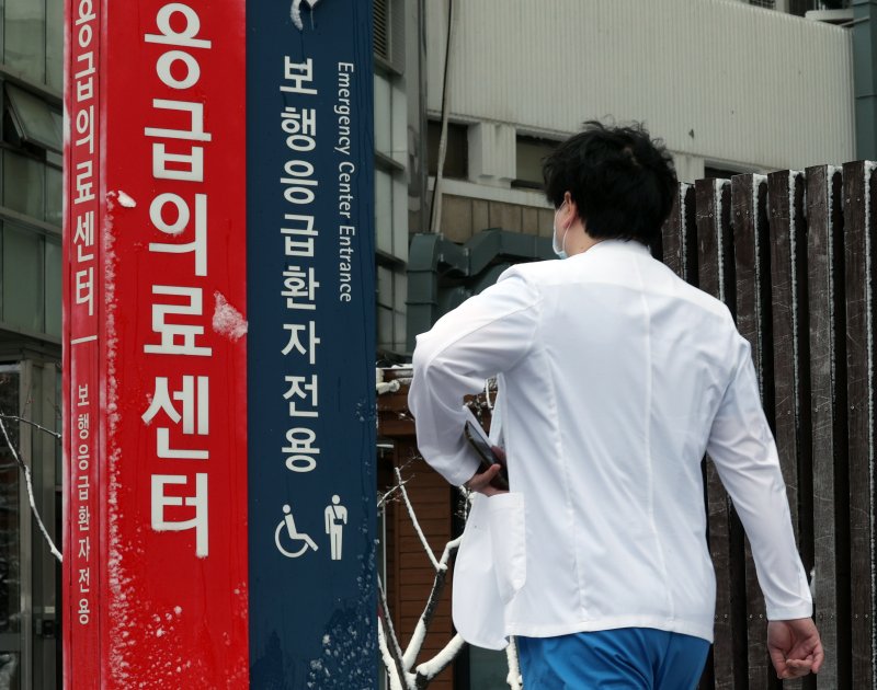 서울 시내 대학병원에서 의료진이 응급실 앞을 지나고 있다. 사진=뉴스1