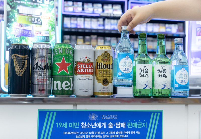 서울의 한 편의점에 '19세 미만 청소년에게 술·담배 판매금지' 안내문이 게시된 모습. /사진=뉴스1