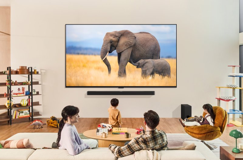 LG전자 모델들이 2024년형 LG OLED TV로 콘텐츠를 즐기고 있다. LG전자 제공