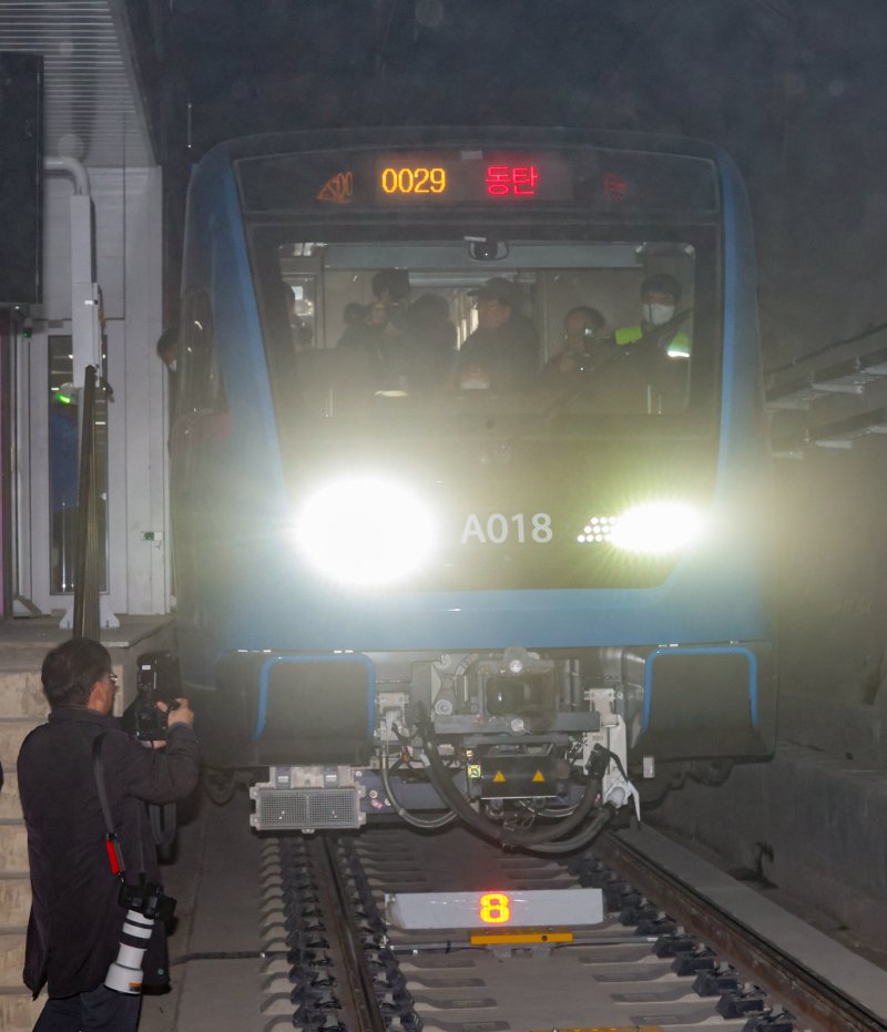 지난 23일 오전 서울 강남구 수서역에서 다음달말 개통을 앞둔 수도권광역급행철도(GTX)-A 노선의 수서~동탄 구간 열차가 영업시운전을 위해 대기하고 있다. 뉴시스 제공