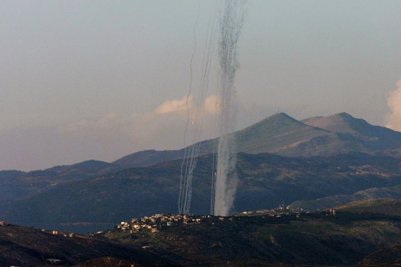 26일(현지시간) 남부 레바논에서 헤즈볼라로 추정되는 무장 조직이 이스라엘 북부를 향해 로켓을 발사하고 있다.<div id='ad_body3' class='mbad_bottom' ></div>EPA연합뉴스