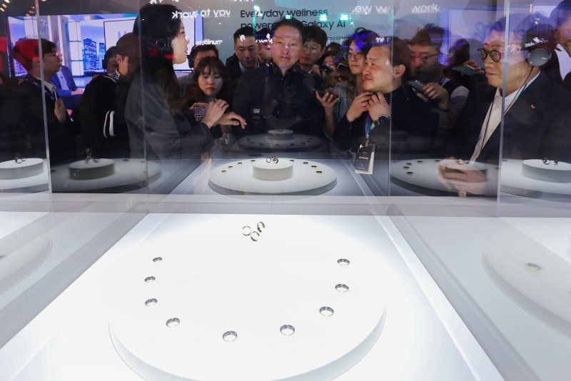 최태원 SK 회장과 노태문 삼성전자 MX부문 사업부장(사장)이 모바일 월드 콩그레스(MWC) 2024 개막일인 26일 오전(현지시간) 스페인 바르셀로나 피아 그란 비아 전시장 삼성전자 부스에서 갤럭시 링을 살펴보고 있다. 2024.2.26/뉴스1 ⓒ News1 김민지 기자