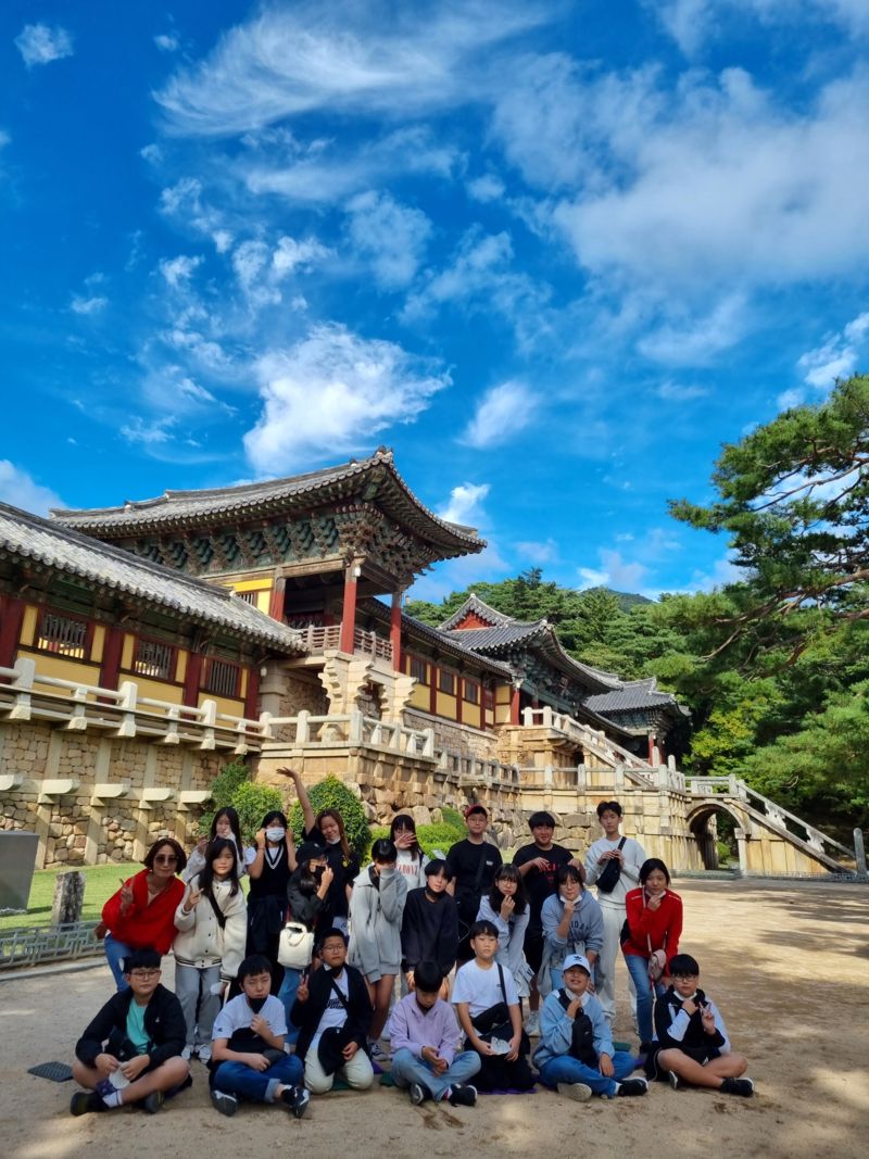 가을철 수학여행단이 불국사 앞에서 경주 방문 기념촬영을 하고 있다. 경주시 제공