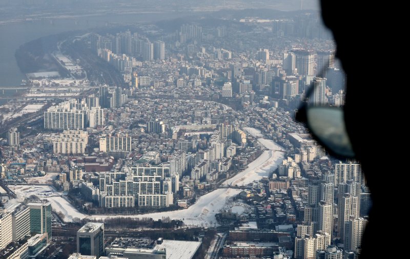 지난 2023년 12월에 서울 송파구 롯데월드타워 전망대에서 바라 본 아파트 단지. 뉴스1.