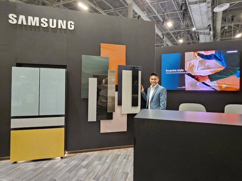 삼성전자 직원이 삼성전자 부스에서 차별화된 AI 기능이 돋보이는 '비스포크' 가전 신제품을 소개하고 있다.(삼성전자 제공)