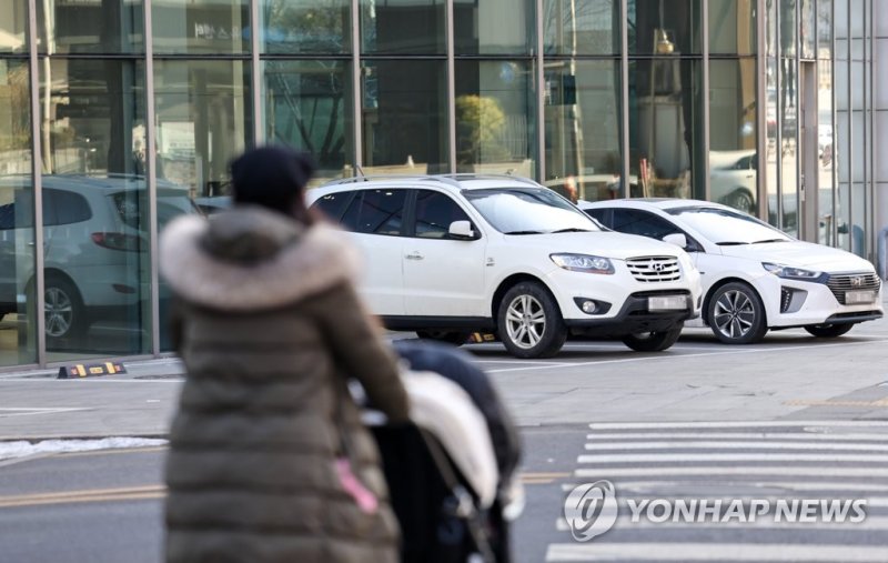 아이 셋 이상 집은 300만원까지 자동차 개소세 면제 (서울=연합뉴스) 윤동진 기자 = 내년부터 아이를 3명 이상 키우는 다자녀 가구는 자동차를 구입할 때 300만원까지 개별소비세를 면제받을 수 있게 된다. 28일 기획재정부에 따르면 국회는 최근 이런 내용을 담은 개별소비세법과 소득세법 개정안 등을 처리했다. 사진은 이날 오전 서초구 자동차대리점 모습. 2022.12.28 mon@yna.co.kr (끝)