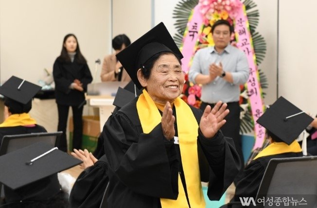 "저승길에 내 이름 석 자 쓰는 게 목표였다"..초등학력 취득한 96세 할머니