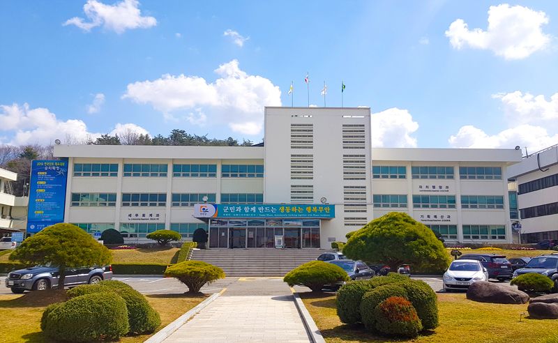 전남 무안군<사진>이 전세 사기로부터 저소득층을 보호하기 위한 '전세보증금반환보증 보증료 지원 사업' 대상자를 지난해 청년에서 올해 전 연령으로 확대해 오는 3월 4일부터 시행한다. 무안군 제공