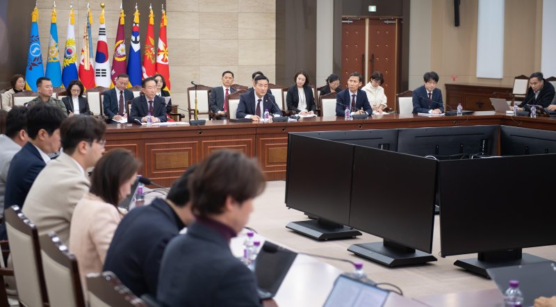 신원식 국방부 장관이 지난 26일 서울 용산구 국방부 청사에서 열린 기자간담회에서 발언하고 있다. 사진=국방부 제공