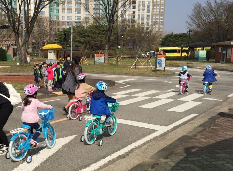 어린이 교통공원에서 교육을 받고 있는 어린이들. /공사 제공