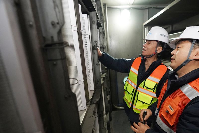 한문희 코레일 사장(왼쪽)이 27일 오전 수인분당선 서울숲역을 찾아 지하역사에 설치된 ‘공기청정 설비’를 점검하고 있다.