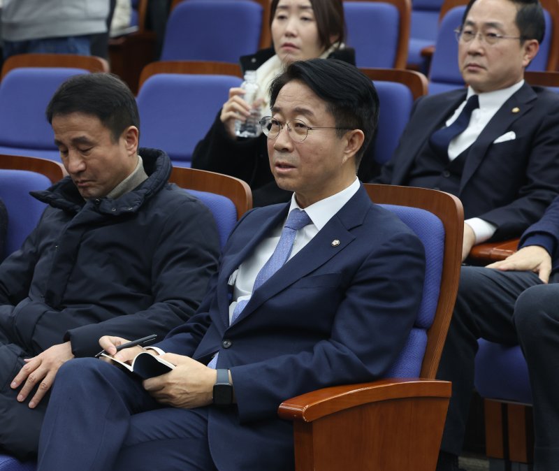 조정식 더불어민주당 사무총장이 27일 서울 여의도 국회에서 열린 의원총회에 참석하고 있다. 뉴스1화상