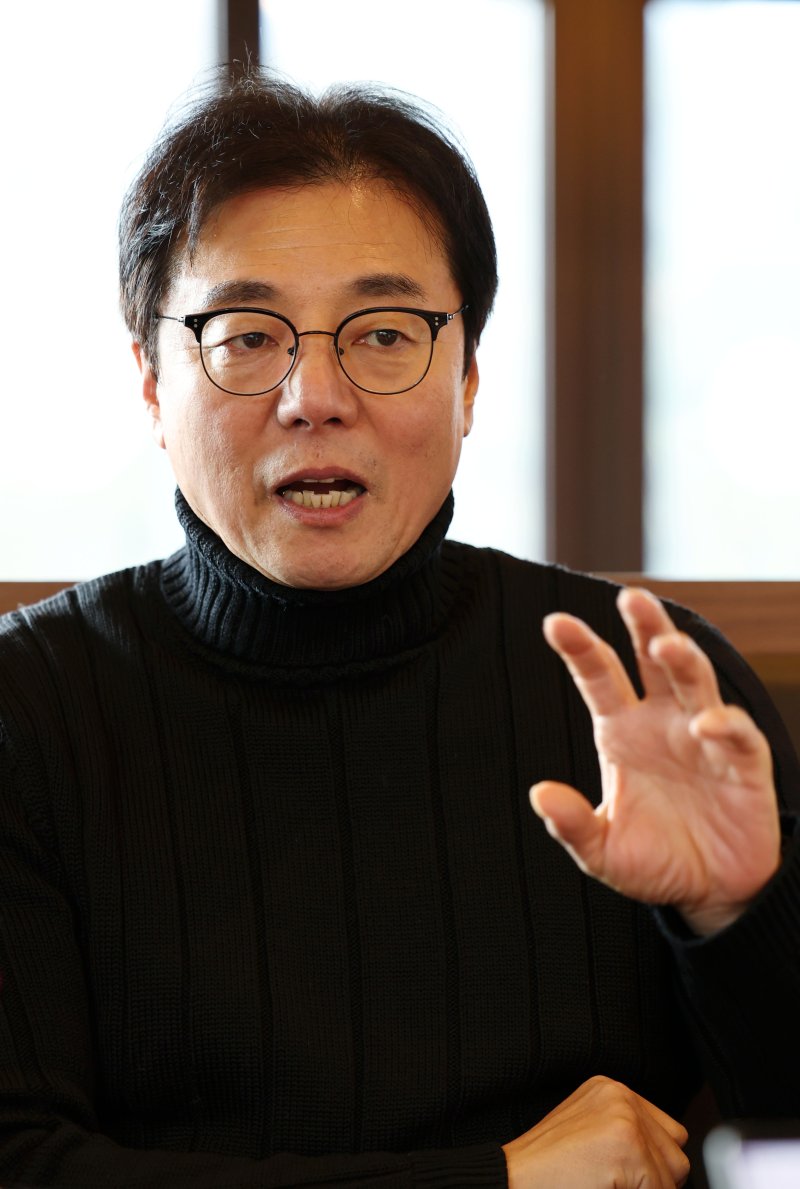 [성남=뉴시스] 황선홍 감독이 이번 3~4월 올림픽 대표팀과 한국 대표팀을 동시에 맡게 됐다.