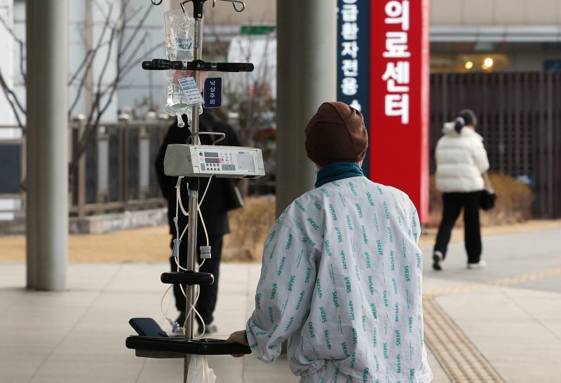 27일 오전 서울 시내의 한 대학병원에서 한 환자가 자리를 옮기고 있다. /사진=뉴스1