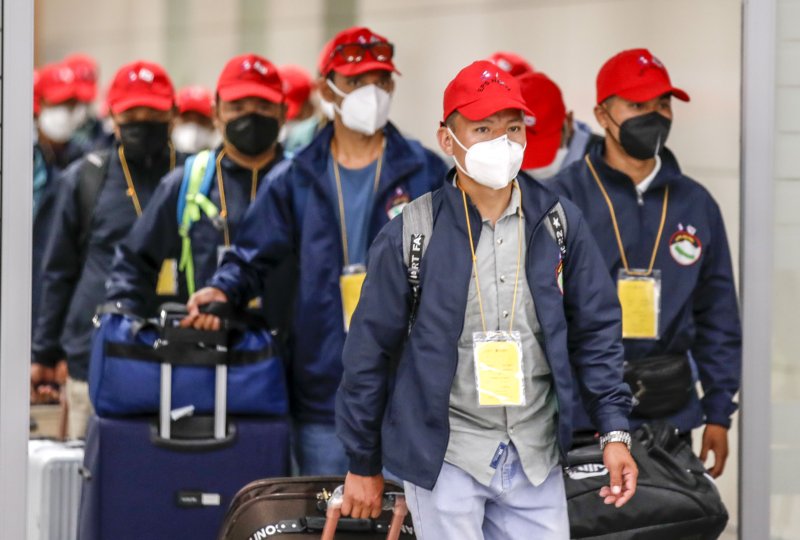 지난해 6월 인천국제공항 제2터미널 입국장에 네팔에서 온 외국인 근로자들이 입국하고 있는 모습.뉴시스