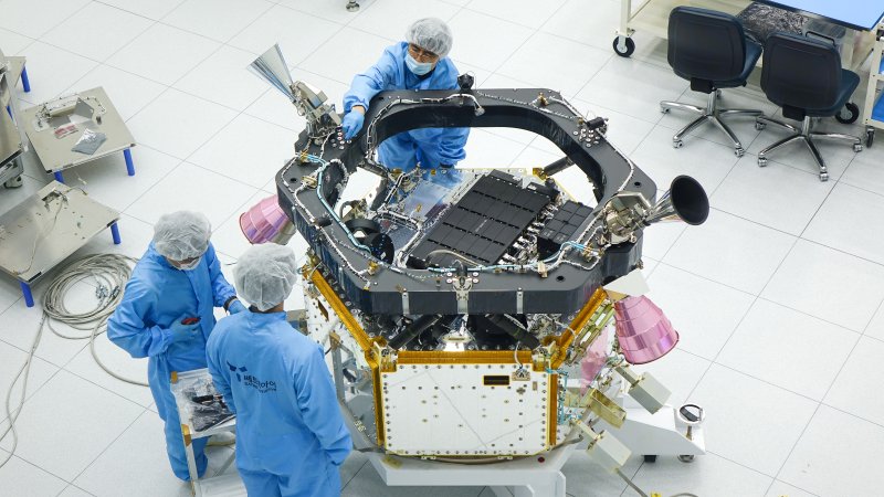 대전 쎄트렉아이에서 직원들이 세계 최고 해상도의 상용 지구관측위성 '스페이스아이-T'를 제작하고 있다. 쎄트렉아이 제공