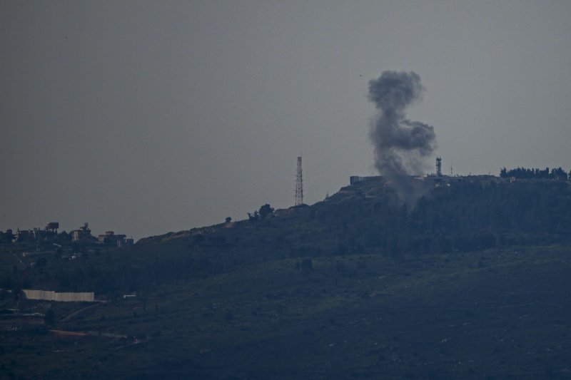 지난 2월 27일 이스라엘 북부에서 레바논의 친(親)이란 무장정파 헤즈볼라가 발사한 로켓이 떨어지면서 연기가 피어오르고 있다.<div id='ad_body3' class='mbad_bottom' ></div>AP뉴시스