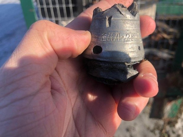 러시아군이 우크라이나에 발사한 포탄 파편에 한글이 적혀 있다. /사진=우크라이나 하르키우 수사국장 페이스북,뉴시스