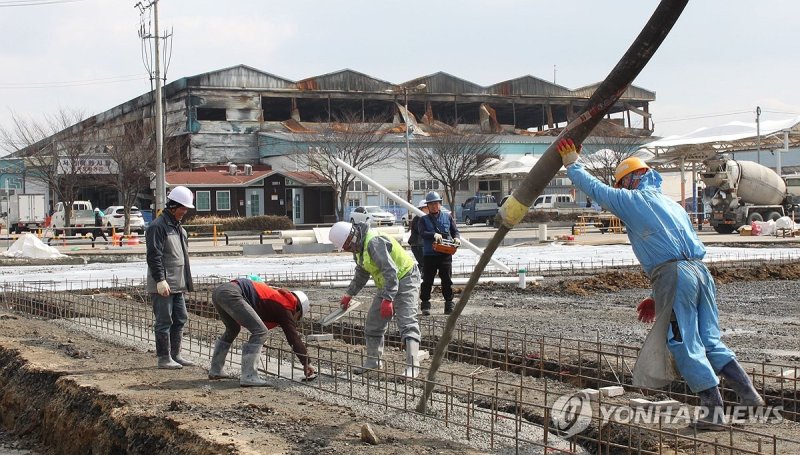 서천 임시 상설시장 터닦기 한창 "화재피해 상인 눈물 닦자"…서천 임시 상설시장 터닦기 한창 (서천=연합뉴스) 정윤덕 기자 = 대형화재로 생업 터전을 잃은 충남 서천 특화시장 상인들을 위한 임시 상설시장 터닦기 공사가 26일 한창 벌어지고 있다. 서천군은 광어·도미축제 전인 오는 4월까지 임시 상설시장 시공을 마무리할 계획이다. 서천특화시장에서는 지난달 22일 오후 11시 8분께 큰불이 나 292개 점포 가운데 수산물동과 식당동, 일반동 내 점포 227개가 모두 탔다. 2024.2.26 cobra@yna.co.kr (끝)