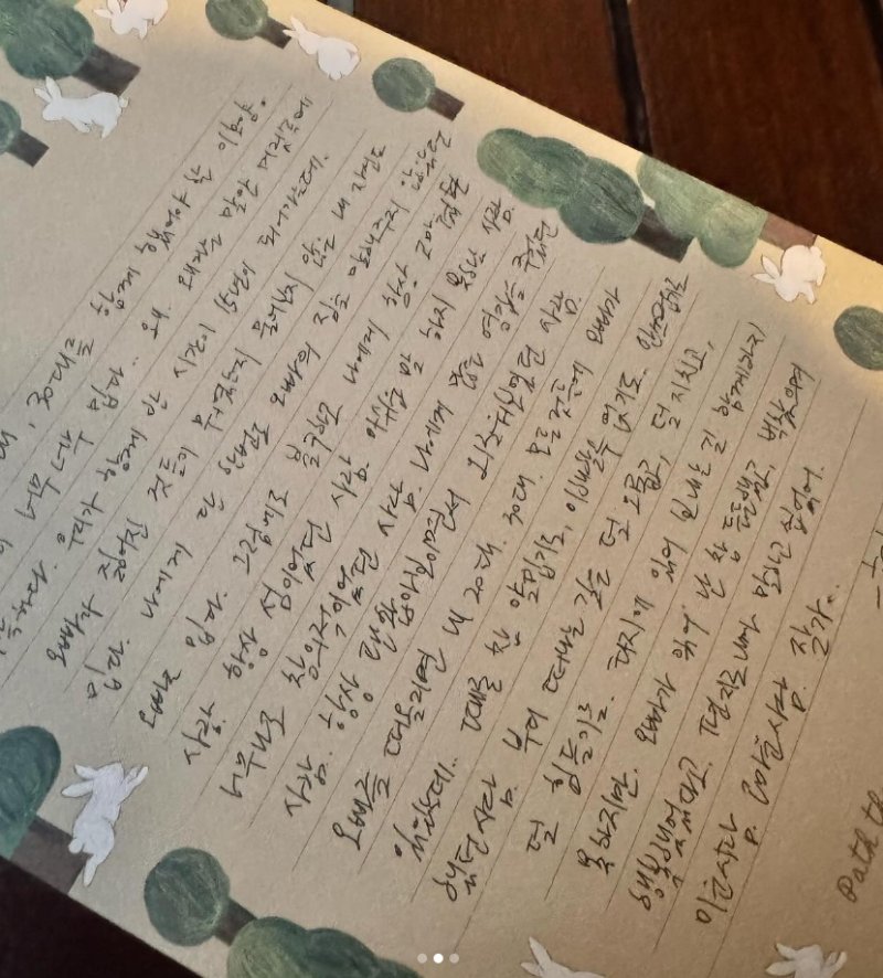 [서울=뉴시스] 그룹 '이엑스아이디(EXID)' 출신 엘리(LE)가 작곡가 겸 프로듀서 고(故) 신사동호랭이(이호양·41)를 추모하며 손편지를 공개했다. (사진=엘리 인스타그램 캡처) 2024.02.28. photo@newsis.com *재판매 및 DB 금지