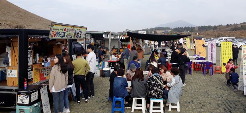 제주시 애월읍 봉성리 새별오름 푸드트럭존에서 관광객과 도민들이 식사하고 있다. 9월 제주 외식 물가는 지난해 같은 달보다 1.6% 올라 전국 상승률 2.5%보다 0.9%포인트 낮았다. 사진=제주시